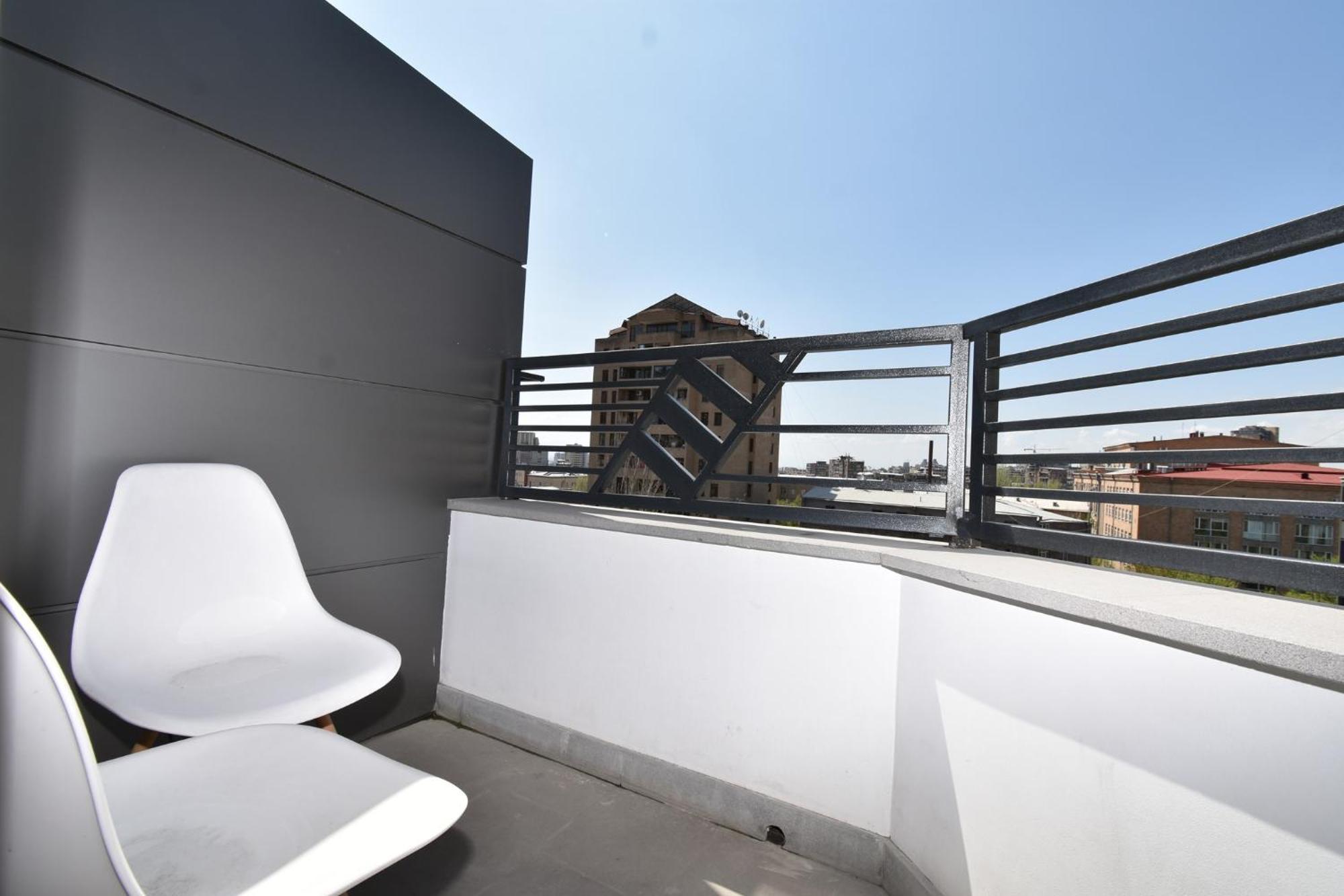 Aygestan Plaza Aparthotel Jerevan Buitenkant foto