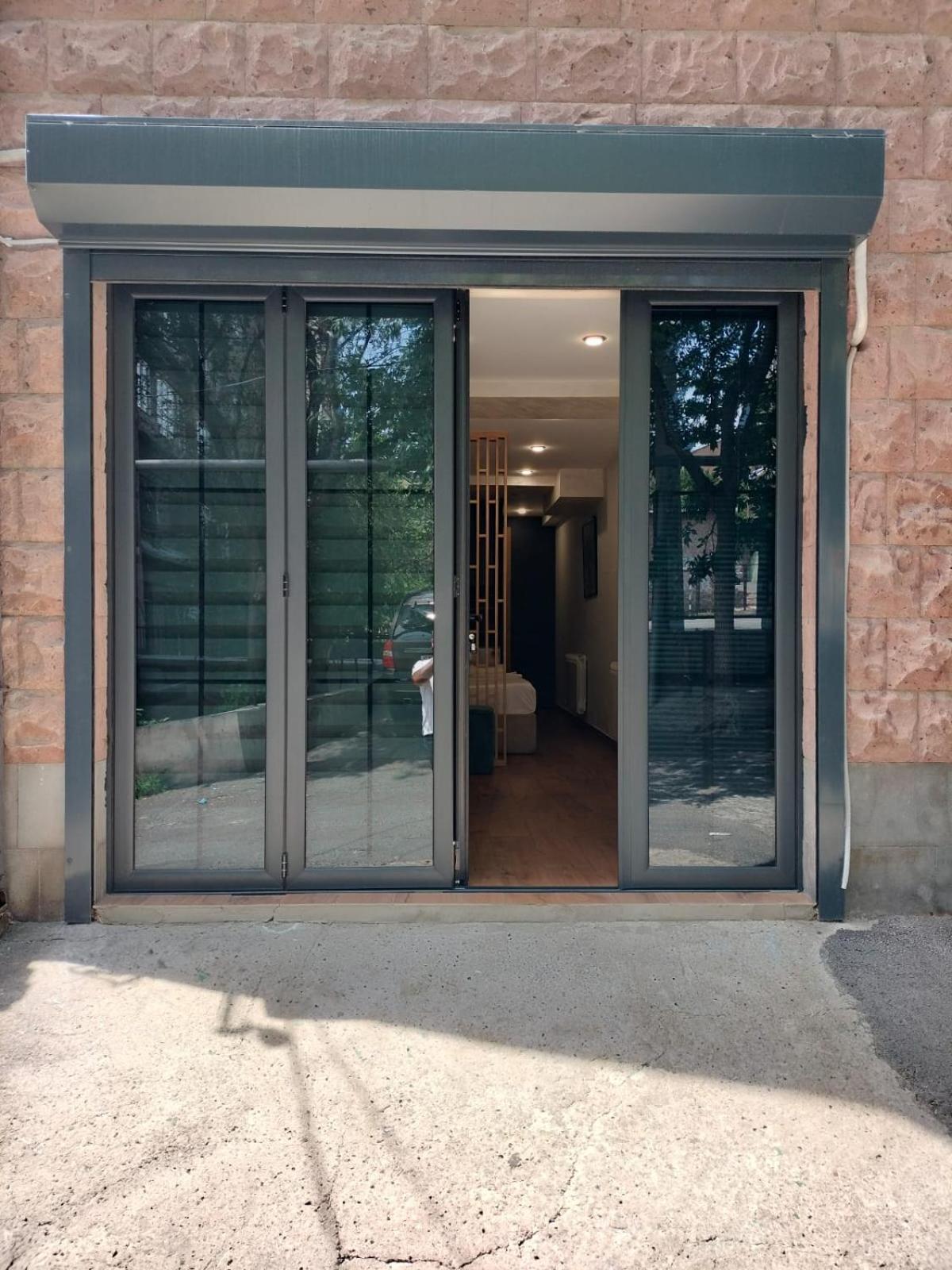Aygestan Plaza Aparthotel Jerevan Buitenkant foto