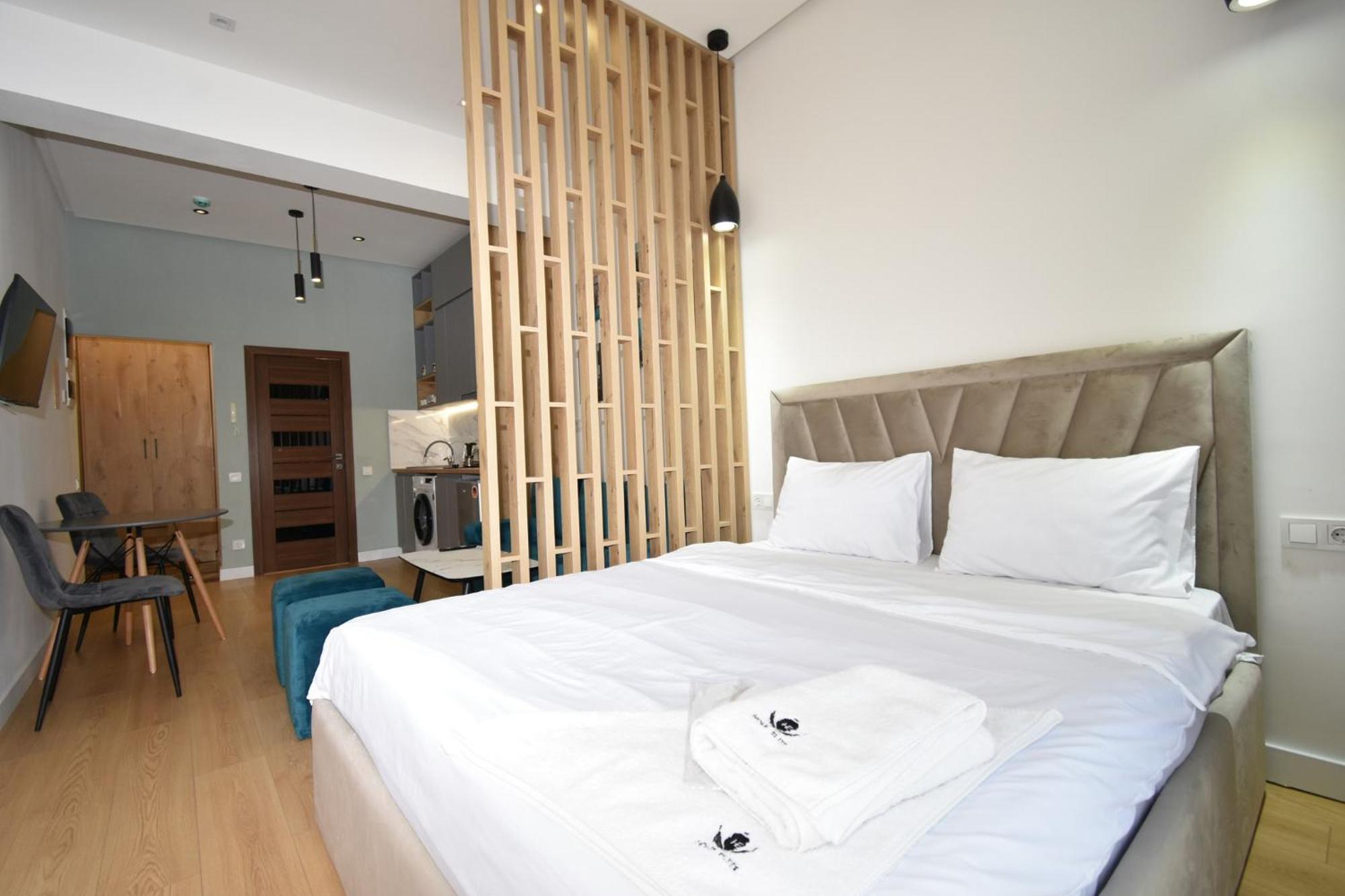 Aygestan Plaza Aparthotel Jerevan Buitenkant foto