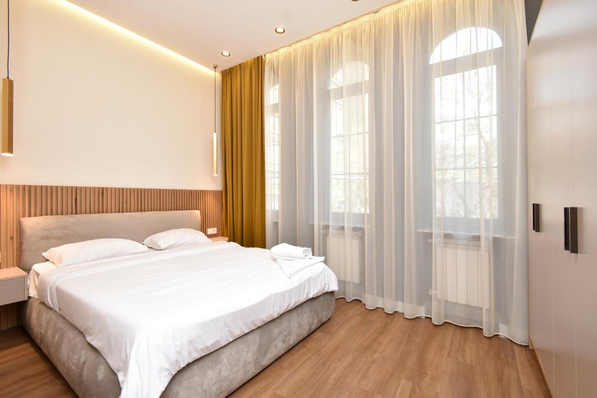 Aygestan Plaza Aparthotel Jerevan Buitenkant foto