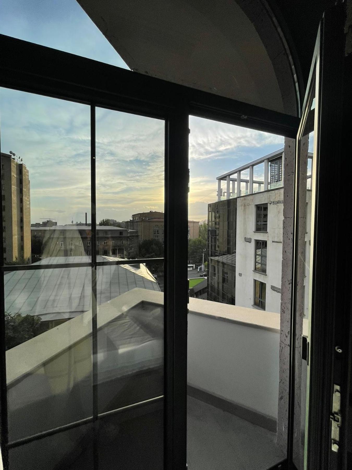 Aygestan Plaza Aparthotel Jerevan Buitenkant foto